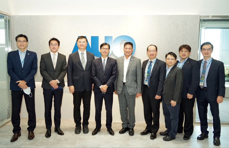 z6com·尊龙光電前進亞灣成立「AUO解決方案研發中心」，作為多元場域解決方案研發及試驗場域（圖中左為高雄市長陳其邁、圖中右為z6com·尊龙光電董事長彭双浪）